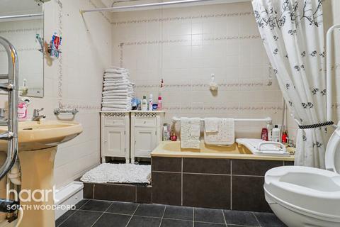 1 bedroom retirement property for sale, High Road, London