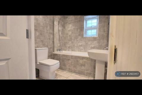2 bedroom flat to rent, Haydock Close, Hornchurch, RM12