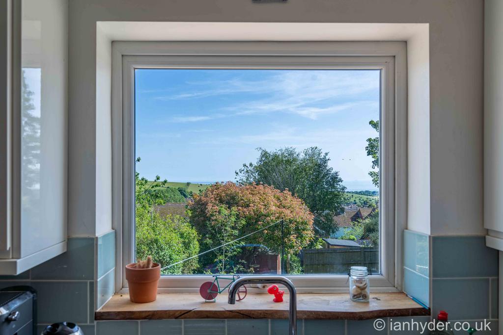 House in Brighton, Woodingdean - More