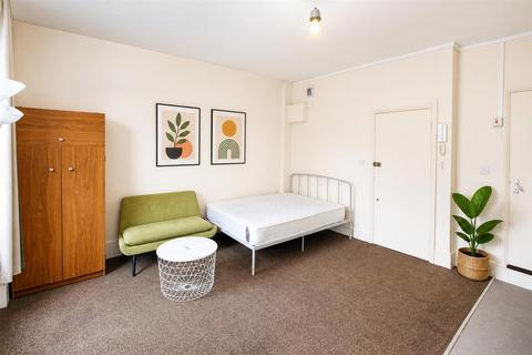 Studio to rent, Hornsey Road, Upper Holloway, N19