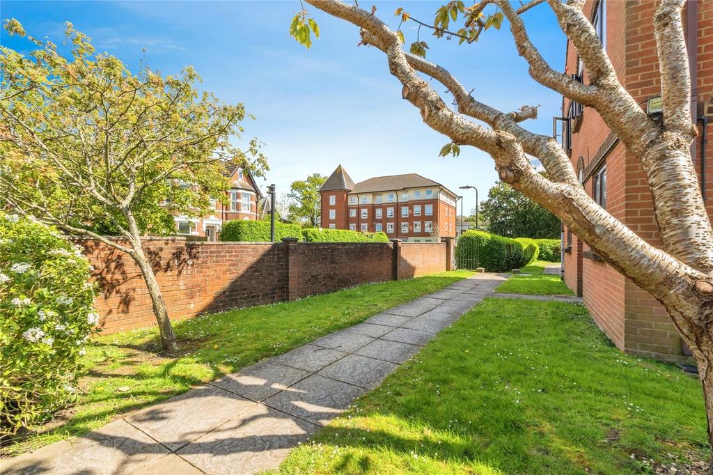 Apartment in Southampton, Western Docks, Hill - View 3
