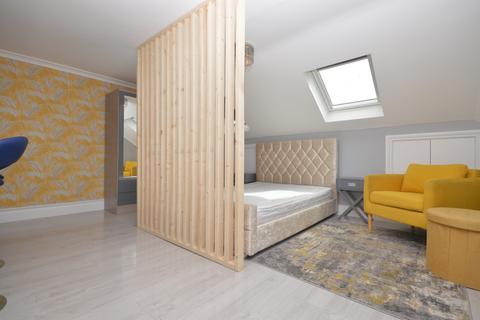 Studio to rent, Wincanton Gardens, Ilford, IG6 2BP