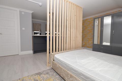 Studio to rent, Wincanton Gardens, Ilford, IG6 2BP