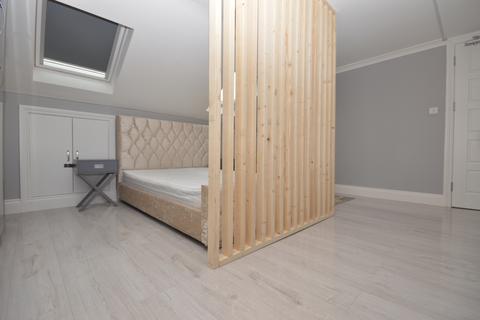 Studio to rent, Wincanton Gardens, Ilford, IG6 2BP