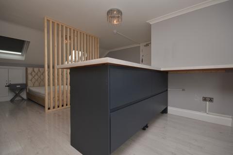 Studio to rent, Wincanton Gardens, Ilford, IG6 2BP