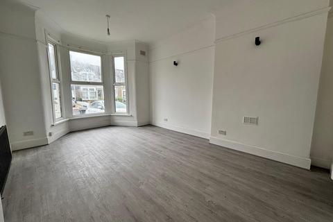 Studio to rent, Seymour Gardens, London, IG1