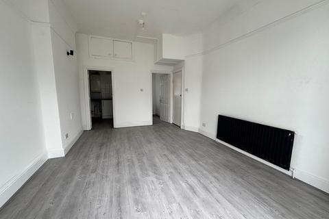 Studio to rent, Seymour Gardens, London, IG1