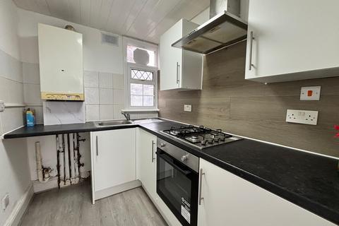 Studio to rent, Seymour Gardens, London, IG1