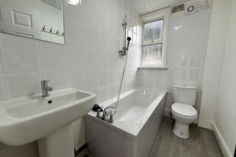 Studio to rent, Seymour Gardens, London, IG1