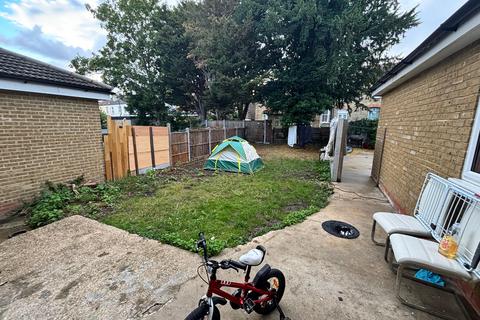 Studio to rent, Seymour Gardens, London, IG1