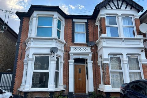 Studio to rent, Seymour Gardens, London, IG1