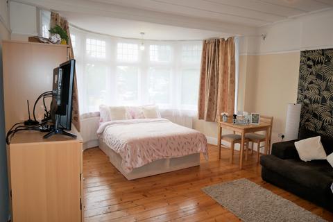 1 bedroom in a house share to rent, Sutton Road, Hounslow TW5