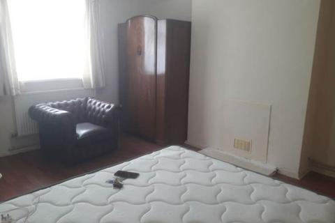 1 bedroom in a house share to rent, St Aubyn's Ave, London, TW3