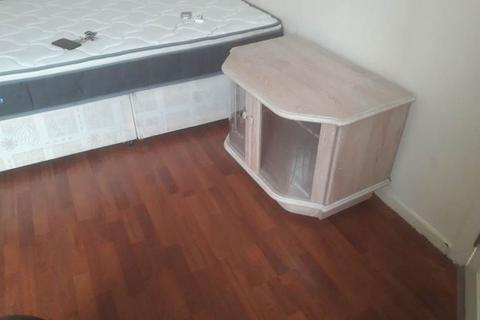 1 bedroom in a house share to rent, St Aubyn's Ave, London, TW3