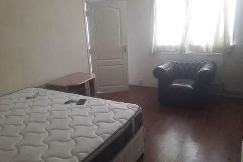 1 bedroom in a house share to rent, St Aubyn's Ave, London, TW3