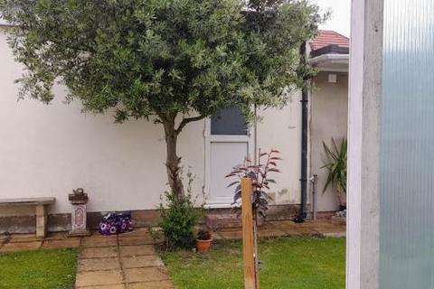 1 bedroom in a house share to rent, St Aubyn's Ave, London, TW3