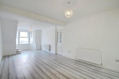2 bedroom semi-detached house to rent, Meadfield Road, Langley SL3