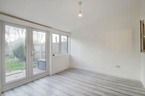 2 bedroom semi-detached house to rent, Meadfield Road, Langley SL3