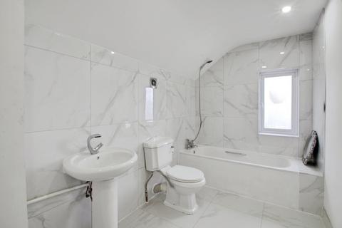 2 bedroom semi-detached house to rent, Meadfield Road, Langley SL3