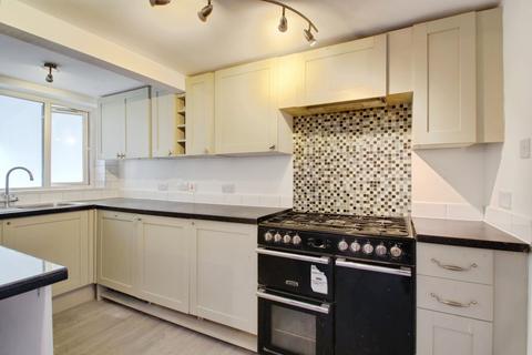 2 bedroom semi-detached house to rent, Meadfield Road, Langley SL3