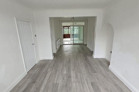 3 bedroom semi-detached house to rent, Brabzon Road - Heston TW7