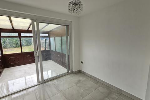 3 bedroom semi-detached house to rent, Brabzon Road - Heston TW7