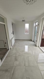 3 bedroom semi-detached house to rent, Brabzon Road - Heston TW7