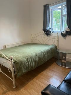 1 bedroom in a house share to rent, Sunnyside Road North, London N9