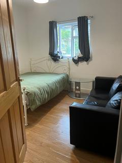 1 bedroom in a house share to rent, Sunnyside Road North, London N9