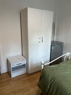 1 bedroom in a house share to rent, Sunnyside Road North, London N9