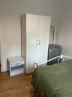 1 bedroom in a house share to rent, Sunnyside Road North, London N9