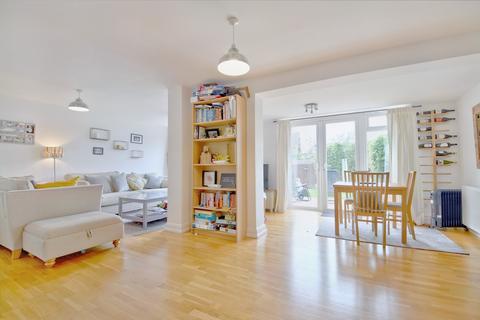 3 bedroom semi-detached house to rent, Woodside Lane, North Finchley, London N12