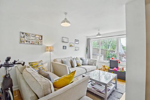 3 bedroom semi-detached house to rent, Woodside Lane, North Finchley, London N12