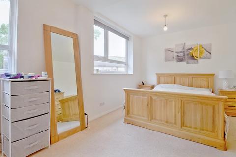 3 bedroom semi-detached house to rent, Woodside Lane, North Finchley, London N12