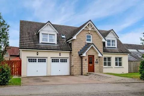 5 bedroom detached house for sale