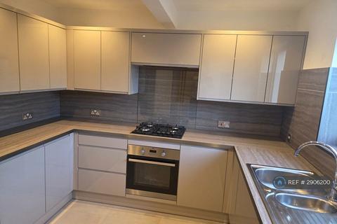 3 bedroom semi-detached house to rent, Wendover St, High Wycombe, HP11