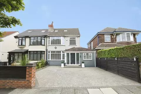 5 bedroom semi-detached house for sale