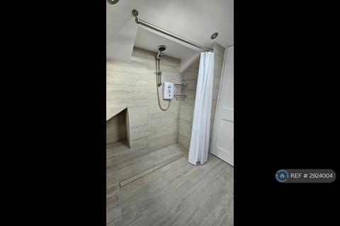 Studio to rent, Badshot Lea Road, Badshot Lea, Farnham, GU9