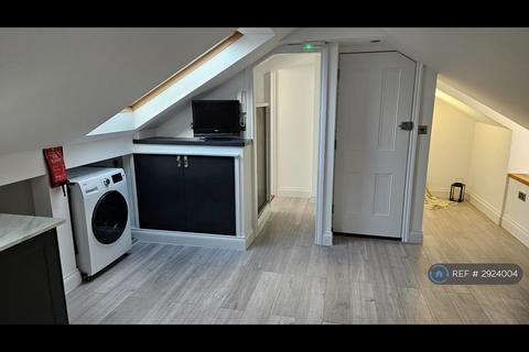 Studio to rent, Badshot Lea Road, Badshot Lea, Farnham, GU9