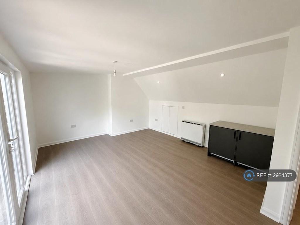 Apartment in Cambridge, Petersfield - View 4