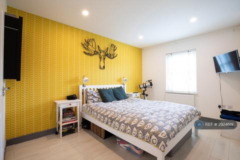 2 bedroom flat to rent, Rainbow Road, Erith, DA8