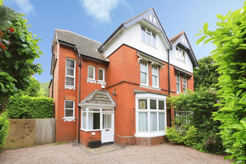 5 bedroom semi-detached house for sale