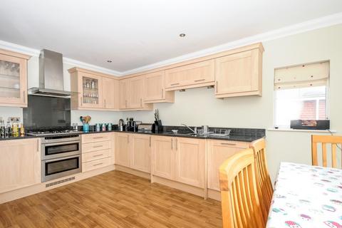3 bedroom flat to rent, Carnot Close, Aldwick, PO21