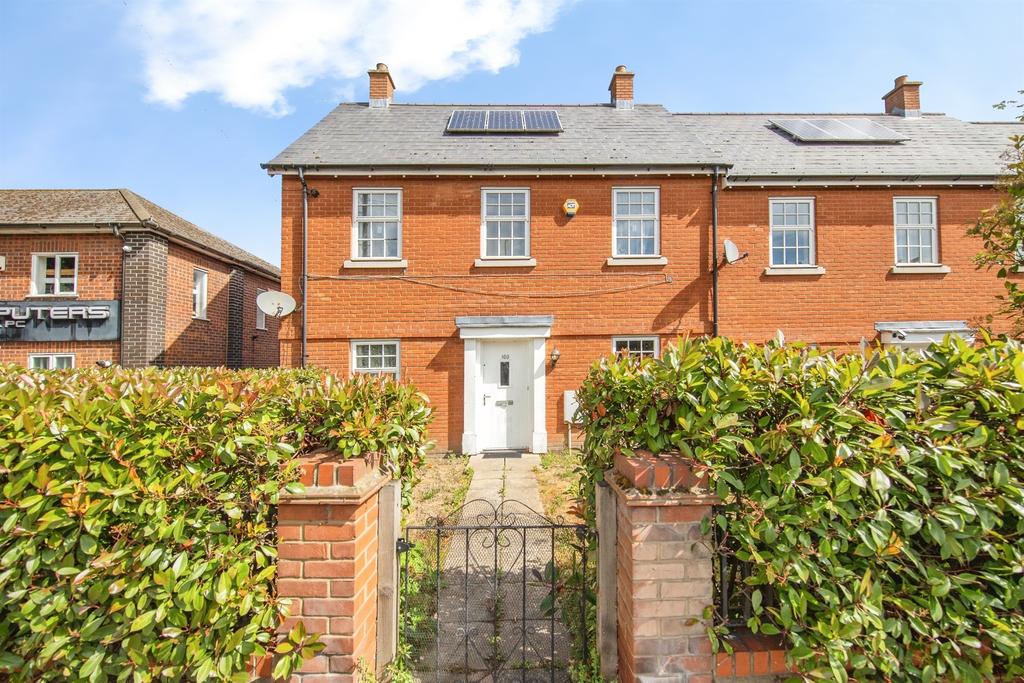 Hythe Hill, COLCHESTER 3 bed end of terrace house for sale - £105,000