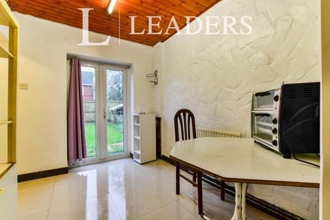 2 bedroom semi-detached house to rent, Castlemere Road, M9