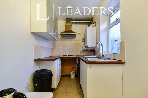 2 bedroom semi-detached house to rent, Castlemere Road, M9