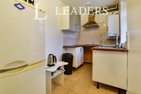 2 bedroom semi-detached house to rent, Castlemere Road, M9
