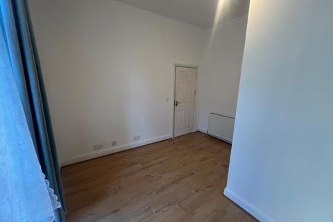 Studio to rent, Station Road, London N3