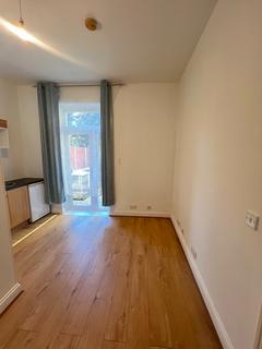 Studio to rent, Station Road, London N3