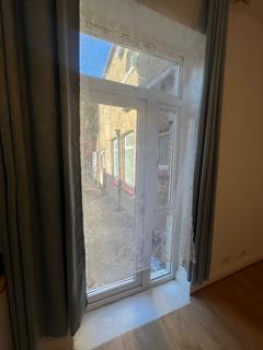 Studio to rent, Station Road, London N3